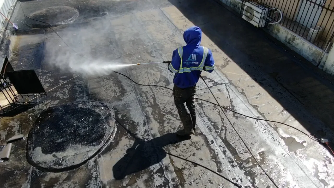 Lavado de membrana asfáltica previo a recubrimiento de aluminio por IMPERPRO